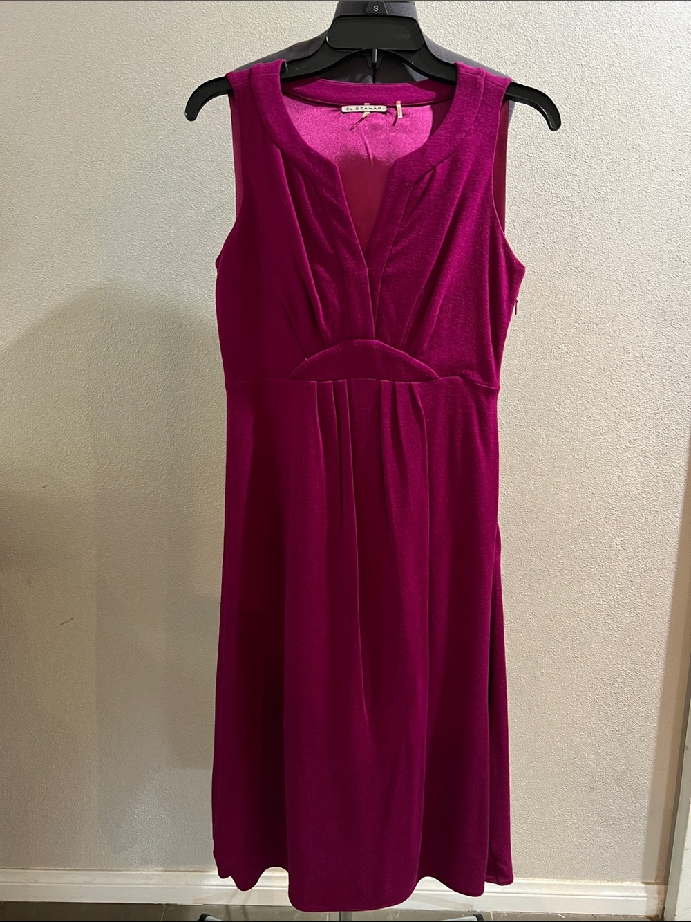 Elie Tahari Sleeveless Fuchsia V‑Neck Dress